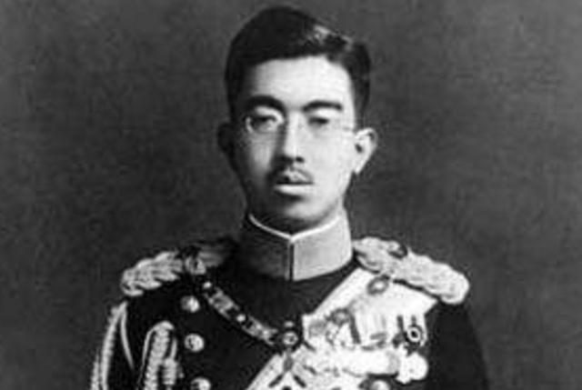美军数次轰炸东京，造成日本数十万人伤亡，天皇为何安然无恙？