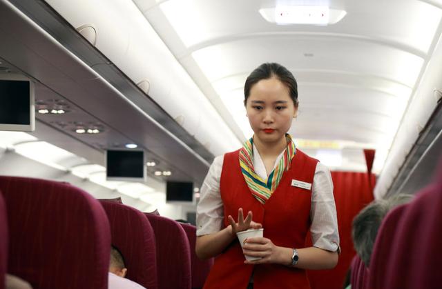 为什么美国空姐都是大妈，中国空姐却都是漂亮年轻人？