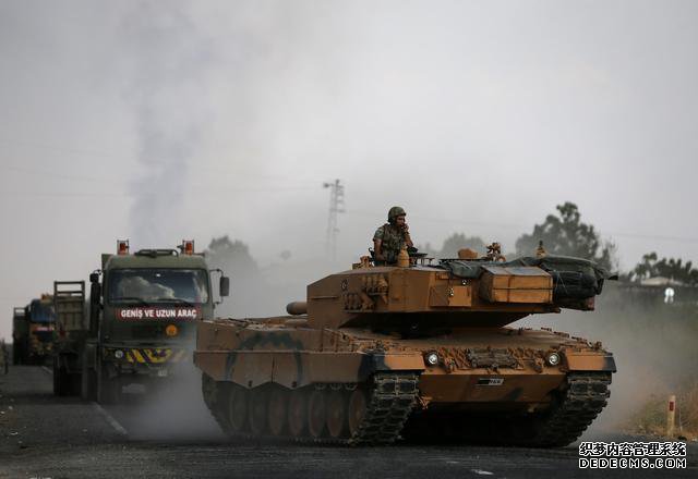 土耳其跟俄罗斯闹翻！大批装甲车出动，随时对俄叙联军动武
