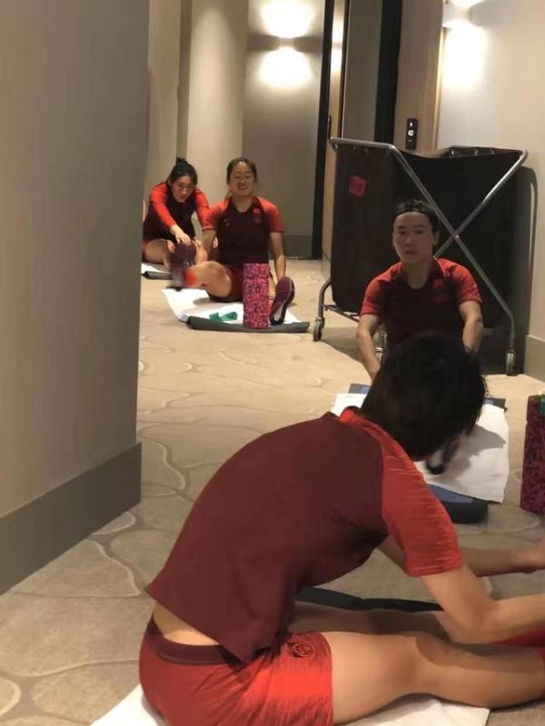 抵达澳大利亚后的中国女足在酒店走廊内进行训练。中国足协供图