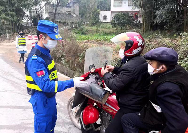 重庆退役军人投身“抗疫”一线 自带口罩无需薪资
