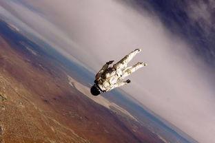 疯狂的想法！一旦空间站发生危险，宇航员是否能选择跳伞逃生？