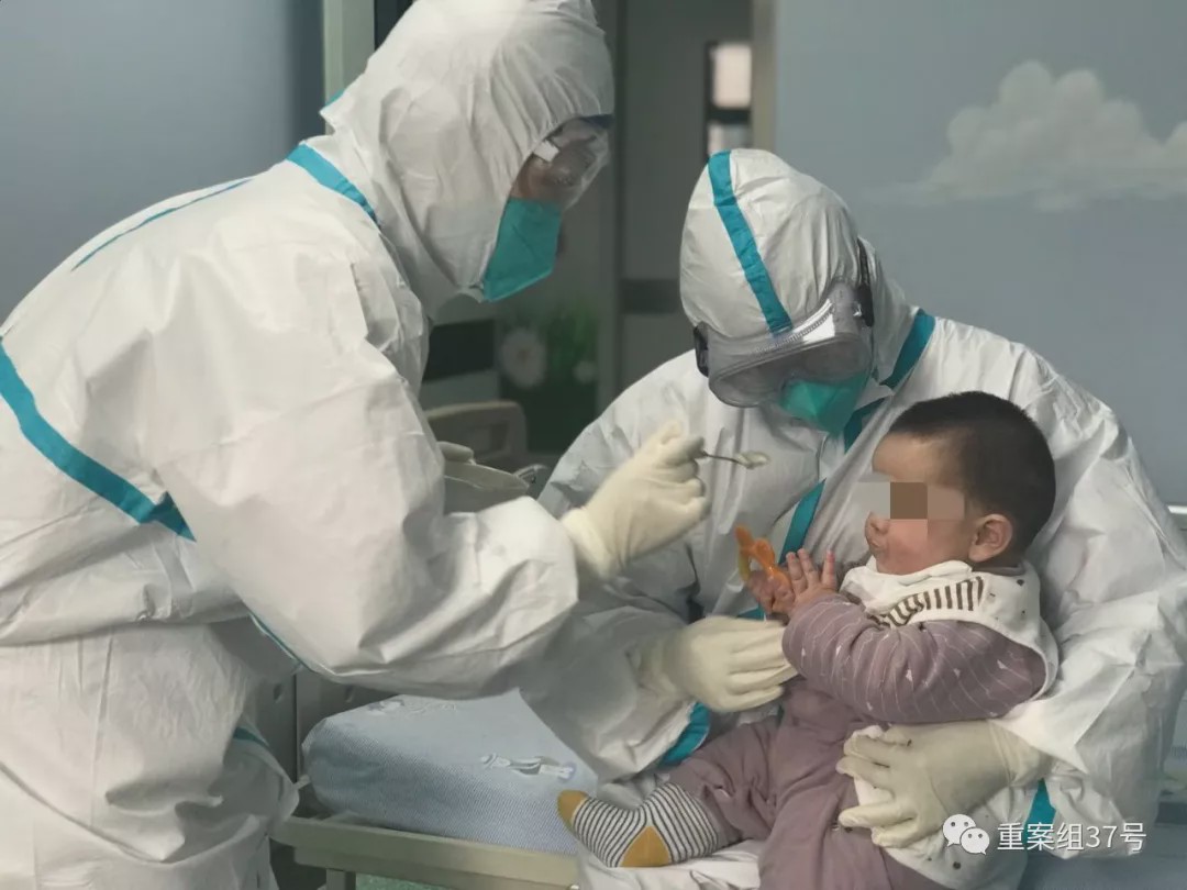 疫情下的武汉儿童医院：护士当起“临时妈妈”