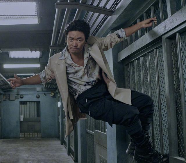 《唐人街3》“监狱风”封面，以为KIKO够美，见到思诺后：心动了