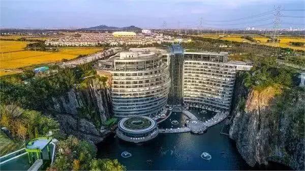 日本人挖了88米坑、中国耗资20亿，用时8年修建世界最低大坑酒店