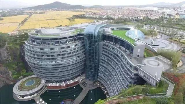 日本人挖了88米坑、中国耗资20亿，用时8年修建世界最低大坑酒店