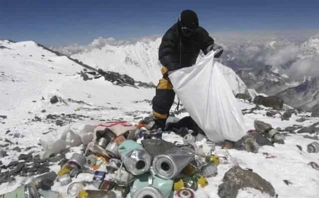 尼泊尔动用军队清理35吨珠峰及其他山峰垃圾，耗资5200万
