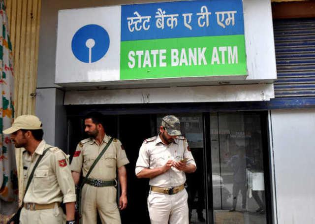 印度犯罪团伙将数台ATM机连根拔起抱走，盗走约35万元