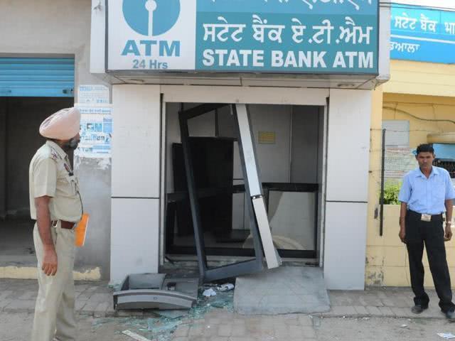 印度犯罪团伙将数台ATM机连根拔起抱走，盗走约35万元
