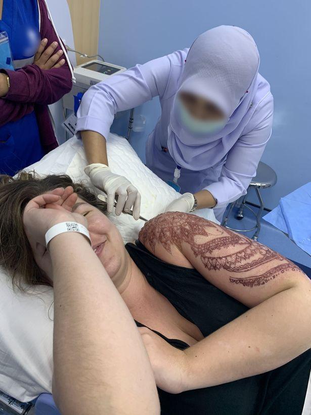 美30岁女士纹身中毒，纹23朵指甲花纹身后，手臂出现30厘米长灼伤