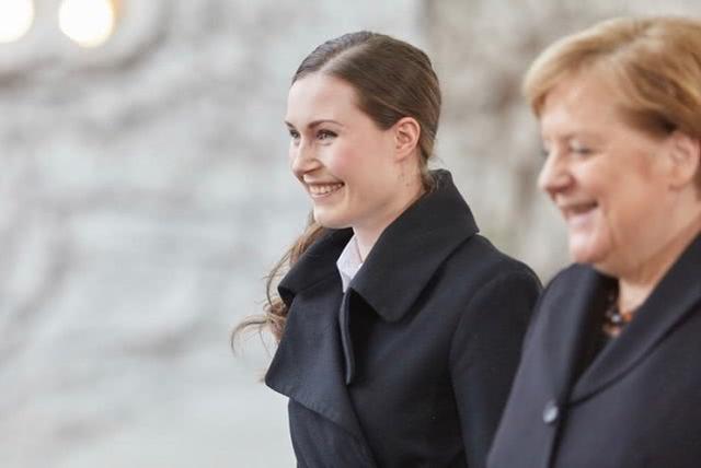 34岁芬兰女总理与默克尔同行，气场超A，罕见改变发型清新爽朗