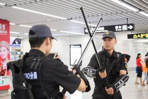 中国警察身背“大宝剑”巡逻！为何还在使用冷兵器？看完真长见识