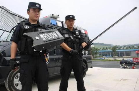 中国警察身背“大宝剑”巡逻！为何还在使用冷兵器？看完真长见识