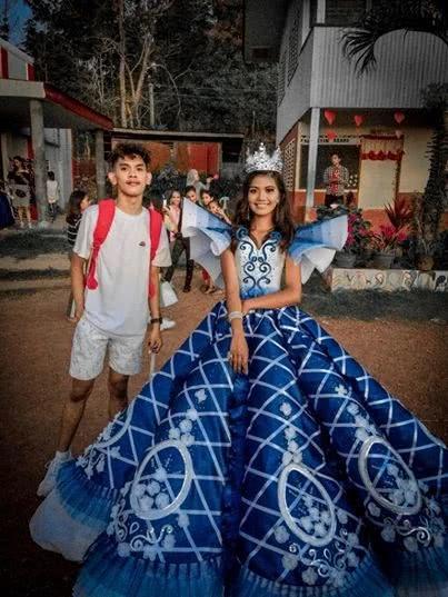 菲律宾妹妹租不起礼服参加学校舞会，哥哥亲手制作“最美舞裙”