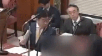 被追问中国捐赠的核酸测试盒，日本大臣狂翻资料沉默1分半钟