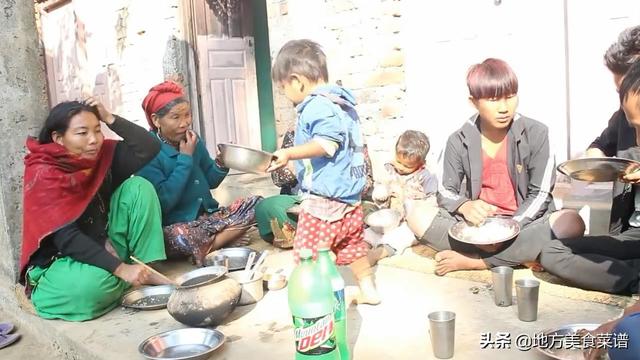 喜马拉雅山脚下尼泊尔富人家来客人了，看看他们吃的什么