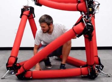 科学家发明新型软机器人 可变形、可抓取物体并自行漫游