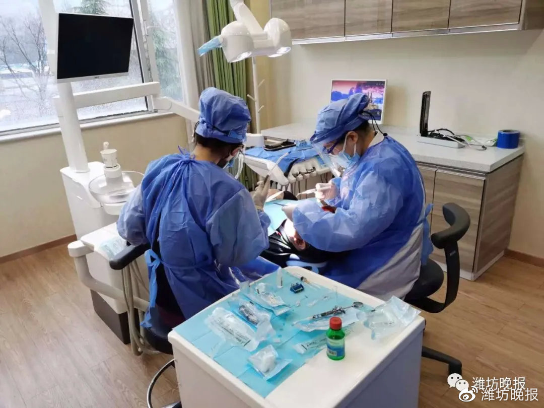 潍坊可恩口腔医院医生为患者治疗。
