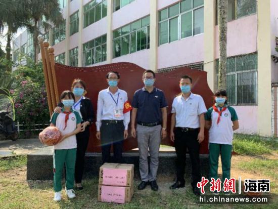 4月20日，共青团定安县委携手爱心企业捐赠口罩助力学校复学。王丽云 供图