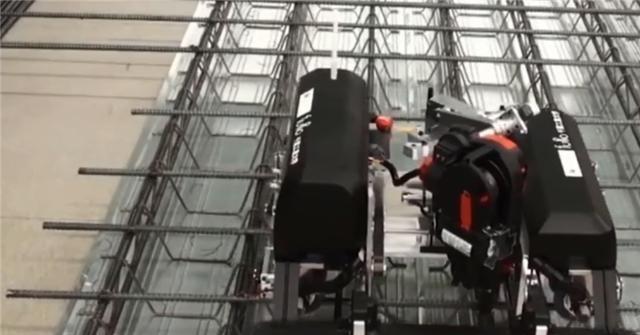 大学生发明扎钢筋机器人，一小时扎600个，建筑工人又要失业了？