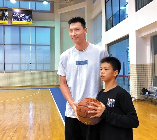 独臂篮球少年张家城参观广东宏远俱乐部 单挑CBA新星