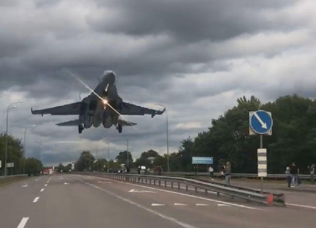 乌克兰显摆公路起降，苏27重型战机空中撞毁路牌，险些酿成大祸
