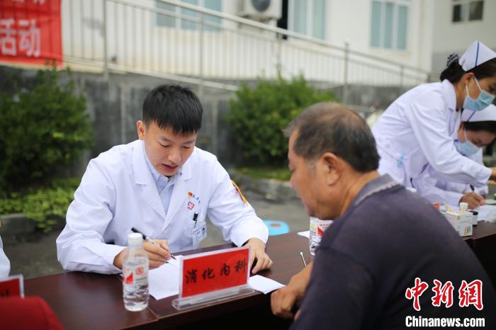 陆洪鹏为当地人看病。宁波市第一医院供图