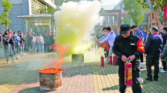 4月27日，贵安消防组织经营户开展灭火演练。