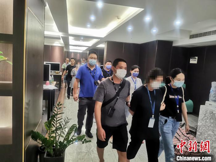 图为警方将犯罪嫌疑人抓捕归案。　重庆市公安局两江新区分局供图